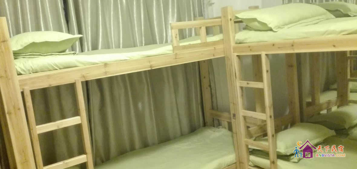 女生温馨六人床位间