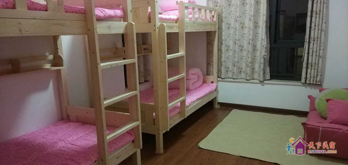 奔跑女生四人床位间