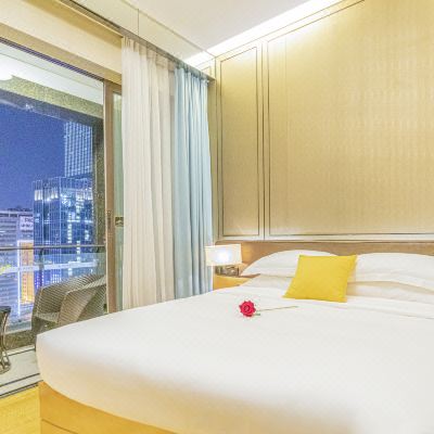 高级·行政商务阳台大床房(烘干洗衣机+大冰箱)
