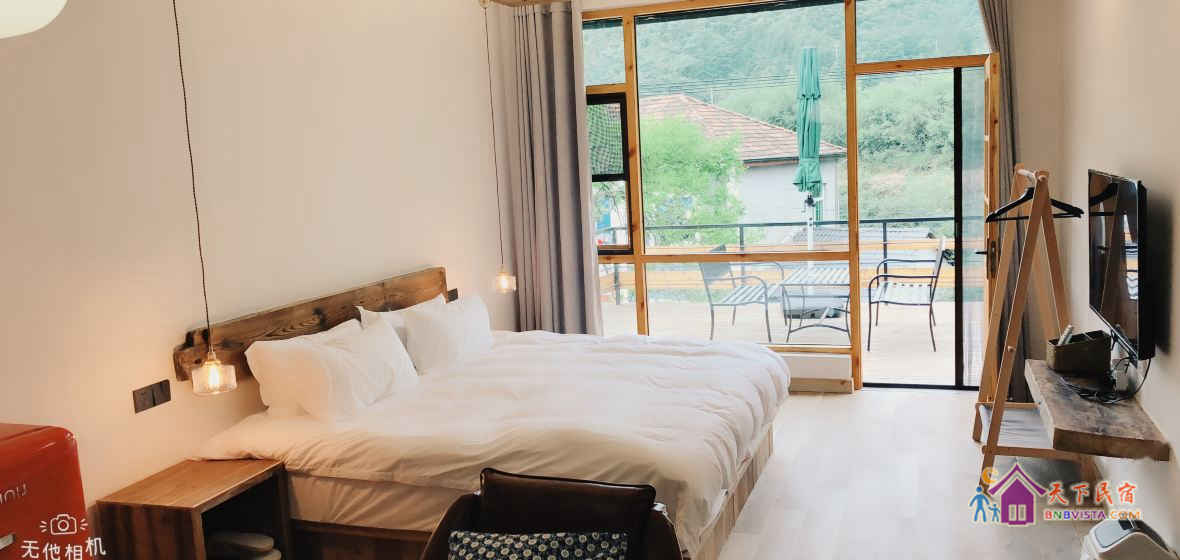 温馨山水家庭房