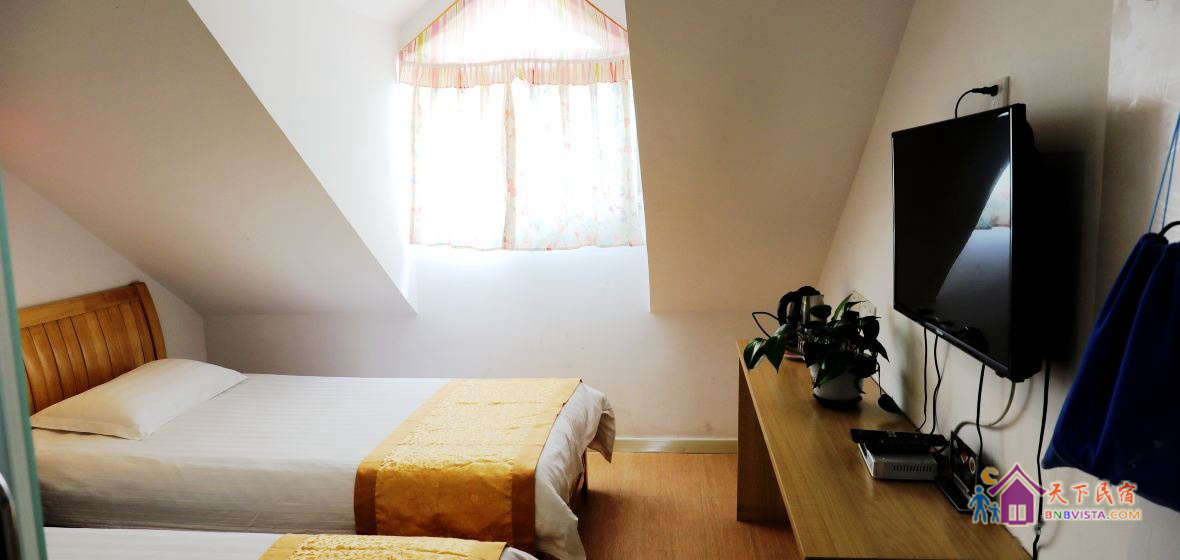 阳光阁楼标准双床房