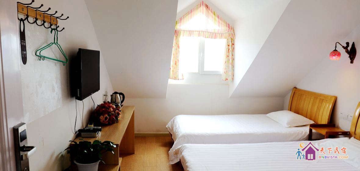 阳光阁楼温馨五人房