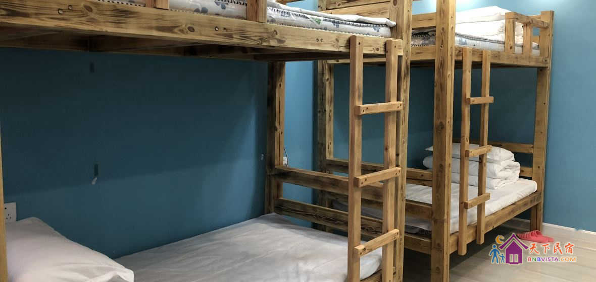 上下铺多人间床位房