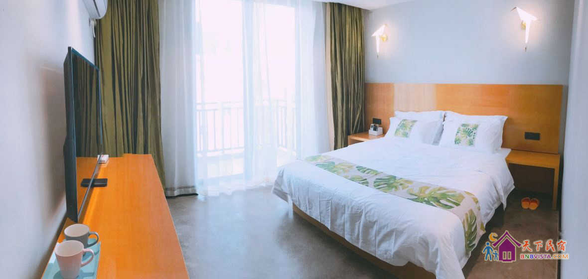 池畔落窗大床房