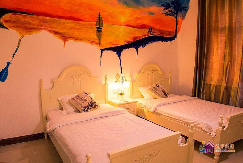 墙绘特色双床标准间