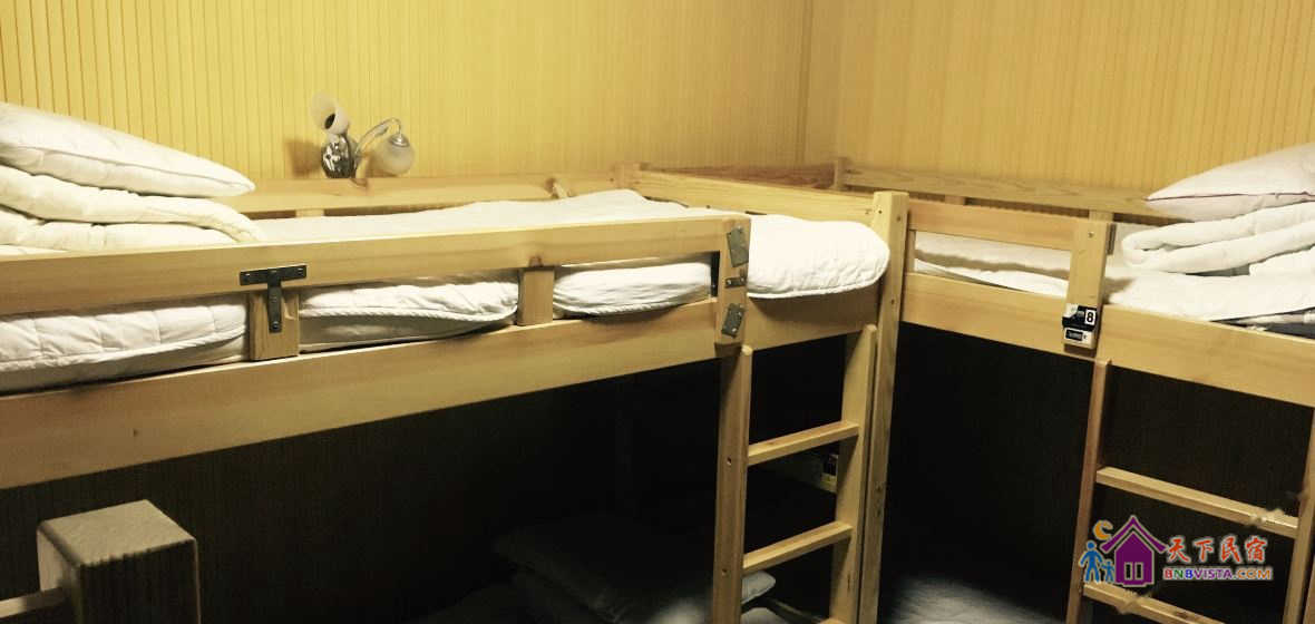 女生八人床位间