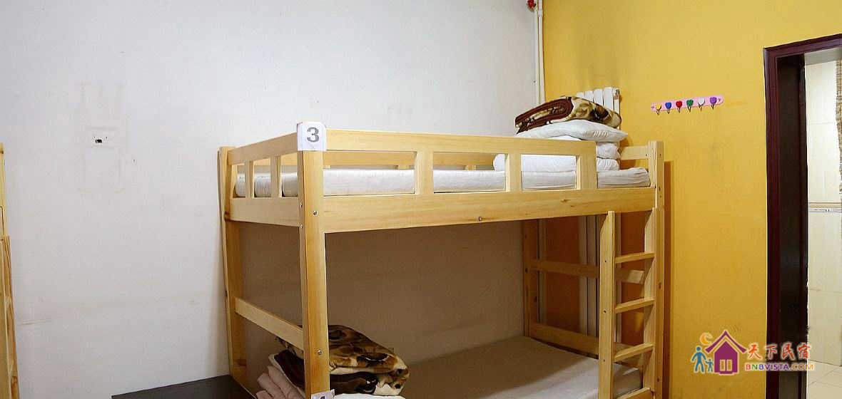 男生四人床位间