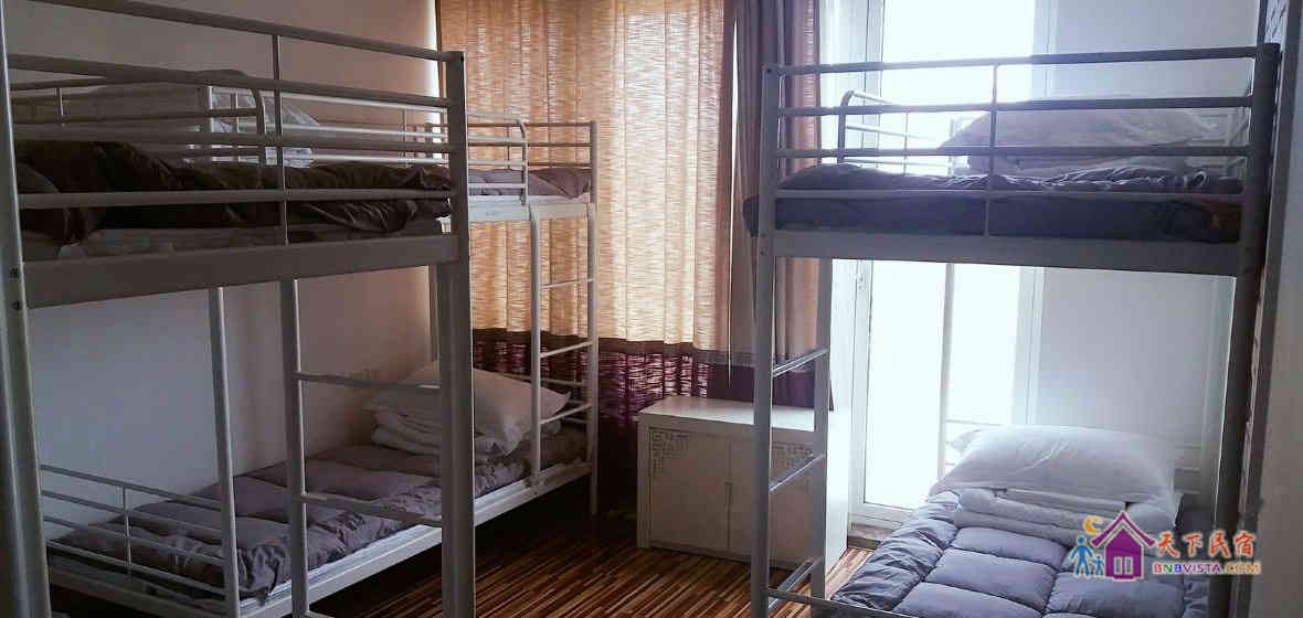 顶楼花园六人间女生床位