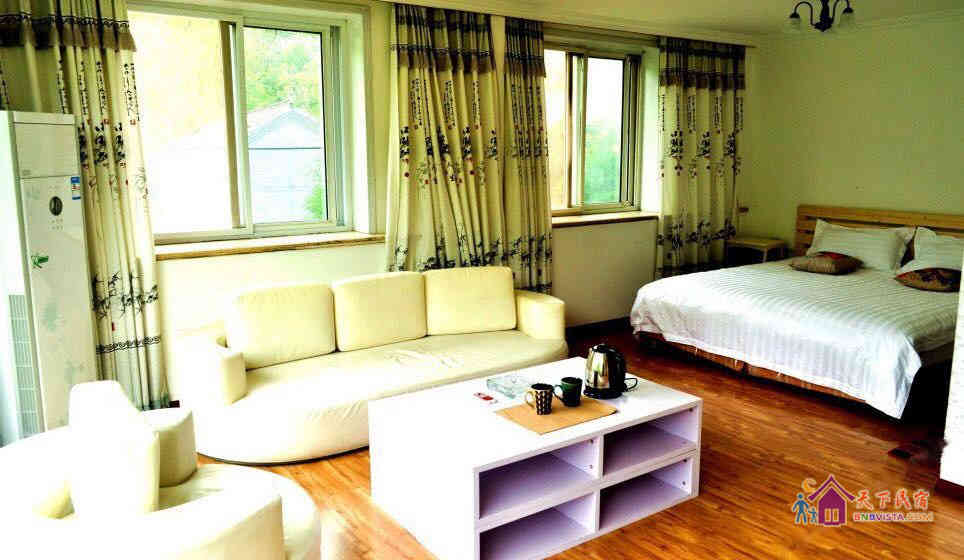 落地窗豪华大床房