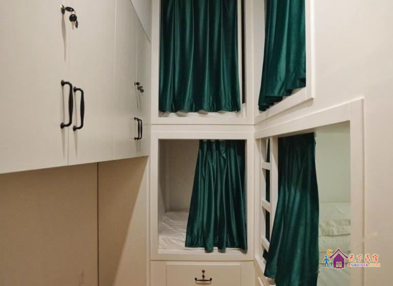 八人间(床位)(公共卫浴)(无窗)