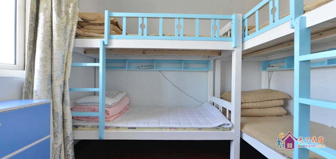 男生4人床位间