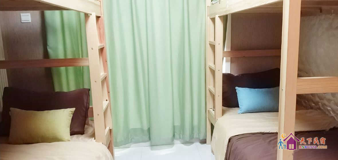 男生四人床位间