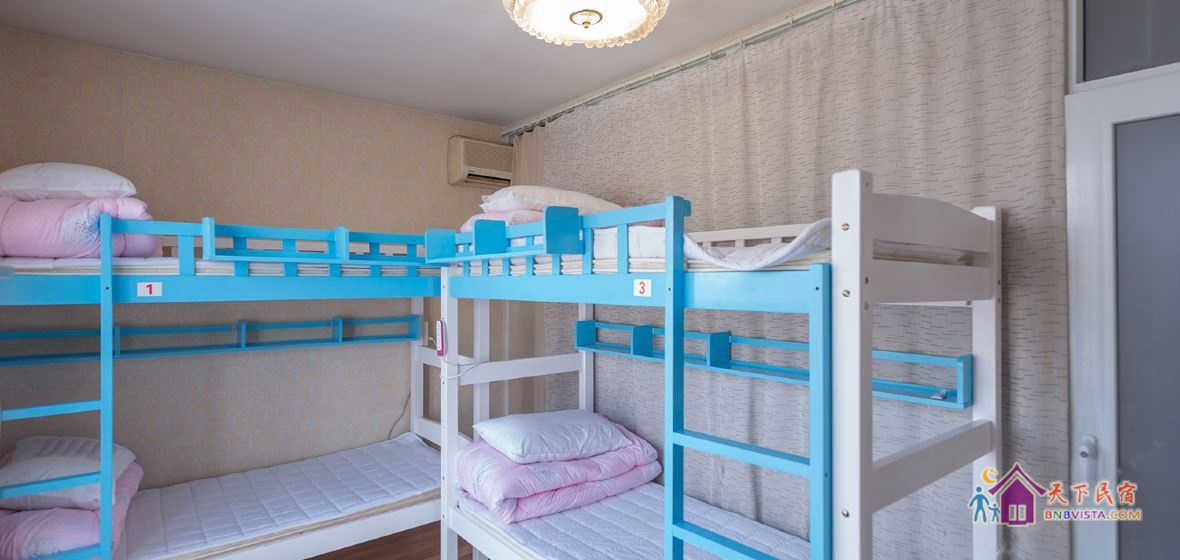 男生六人床位间