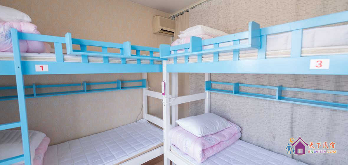 男生四人床位间