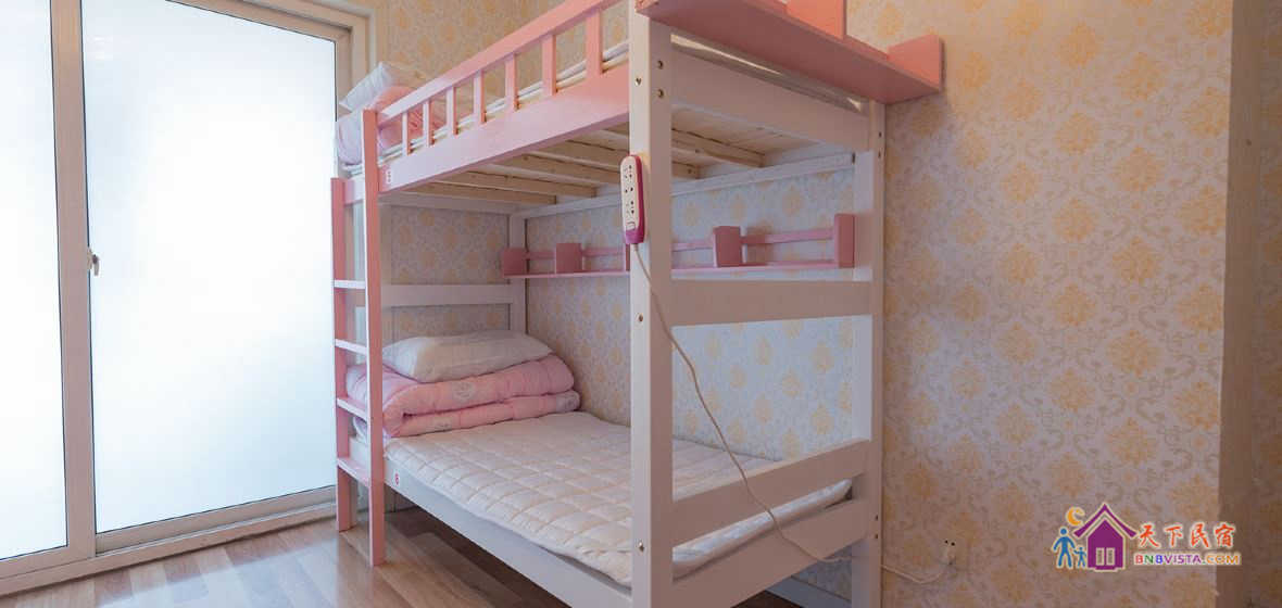 女生六人床位间