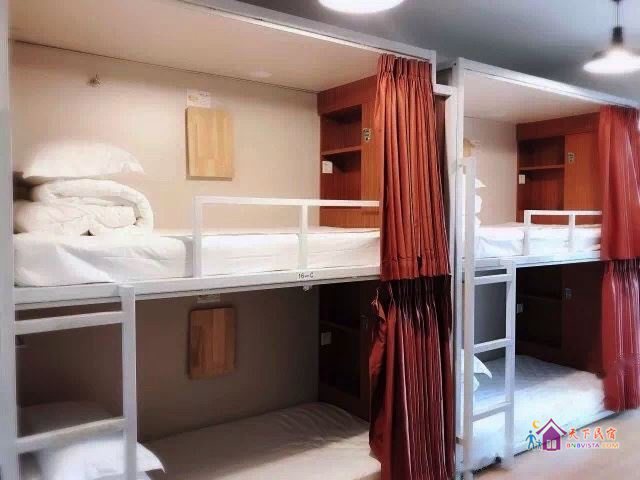 女生六人床位间