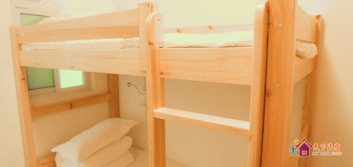 后海男生两人床位房