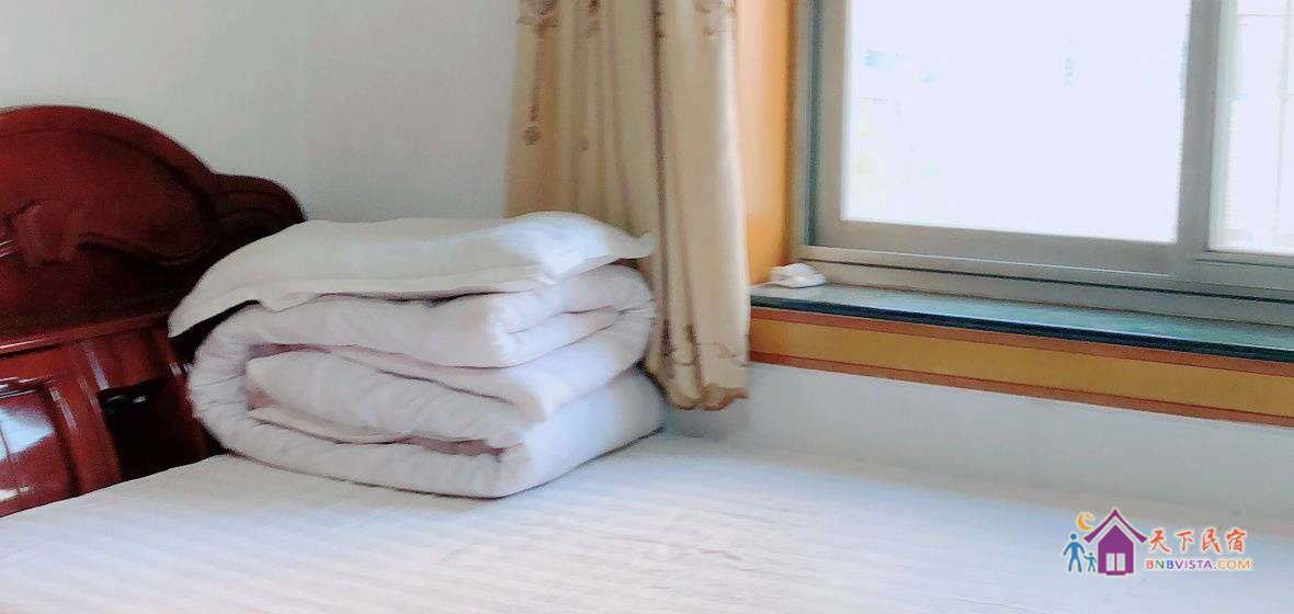 男神三人间单人床位