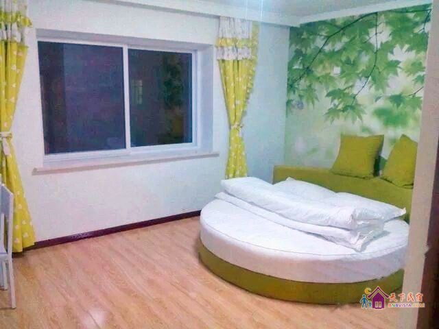 玉树临风圆床房