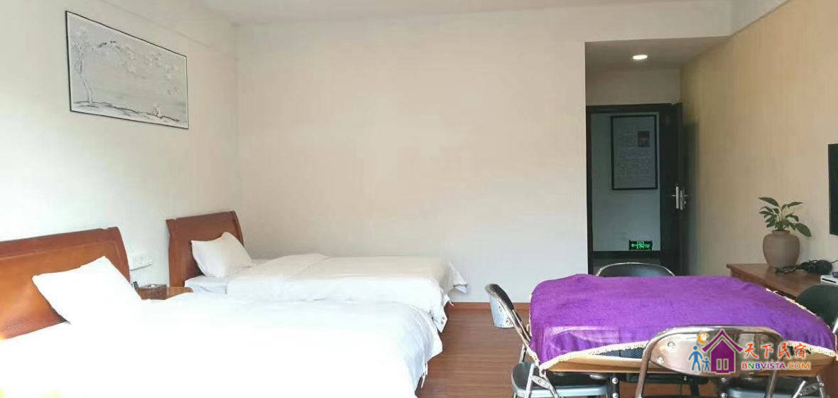 山景阳台豪华三床房