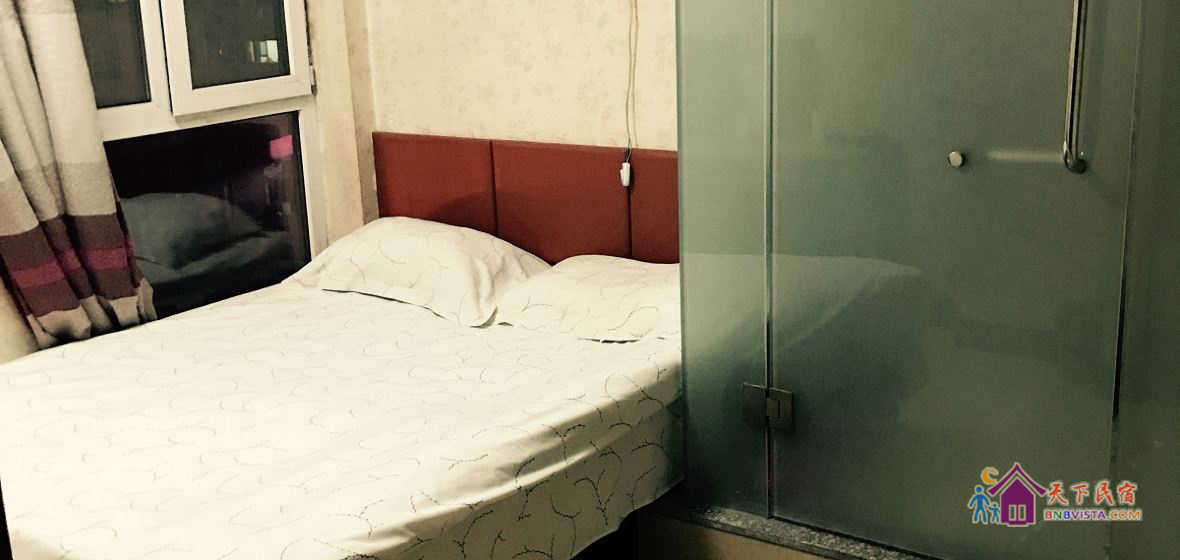 宽敞大床房