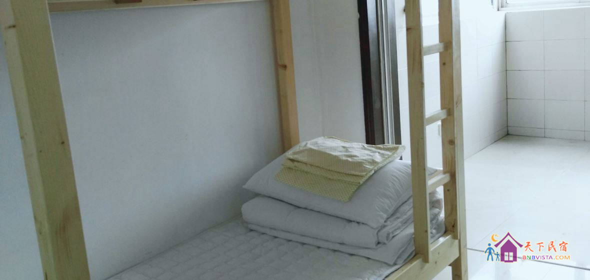 男生四人间床位