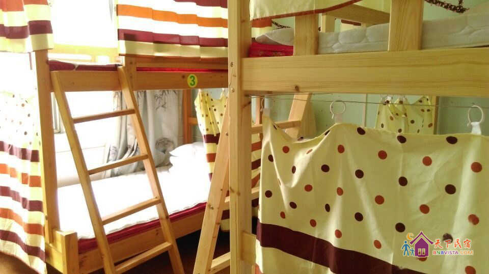 上下铺床位女生四人间