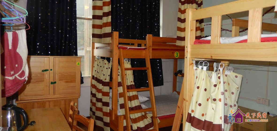 上下铺床位男生四人间