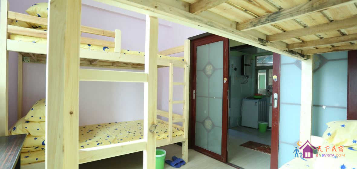 木棉树男生四人床位间