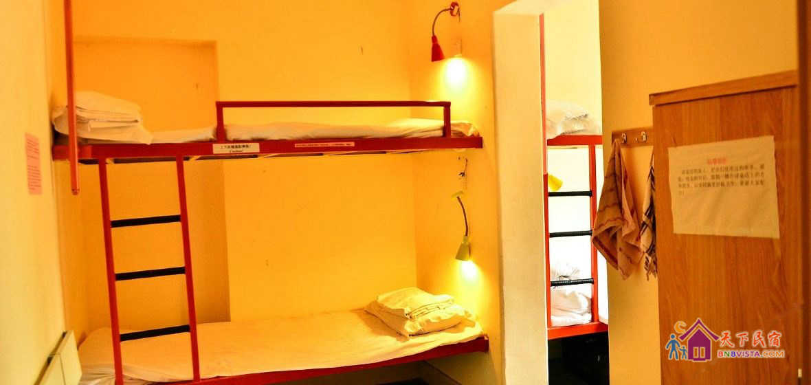 男生六人床位间