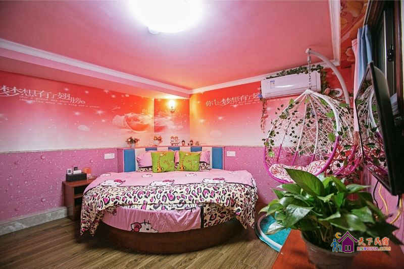 情侣圆床房