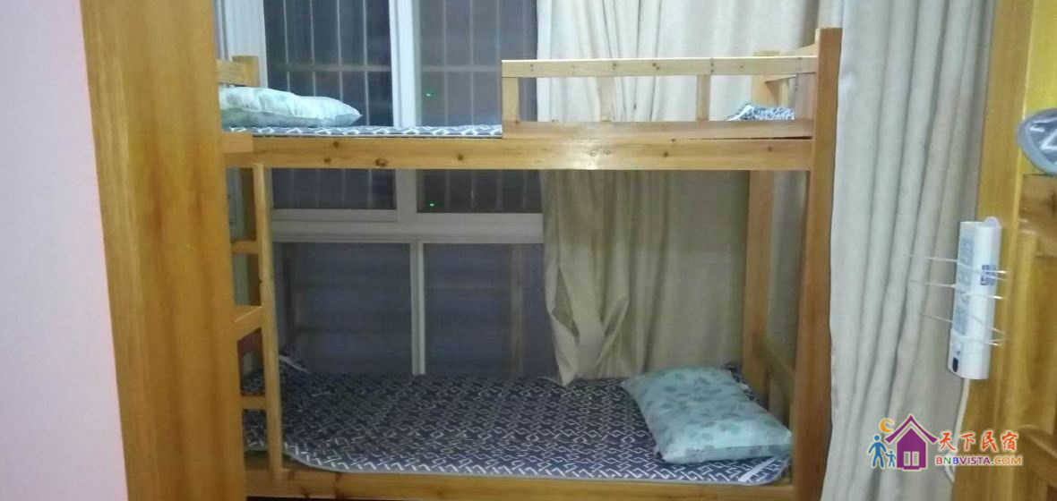 粉红六人间(床位房)(公共卫浴)