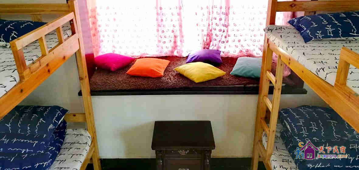 April女生四人床位间