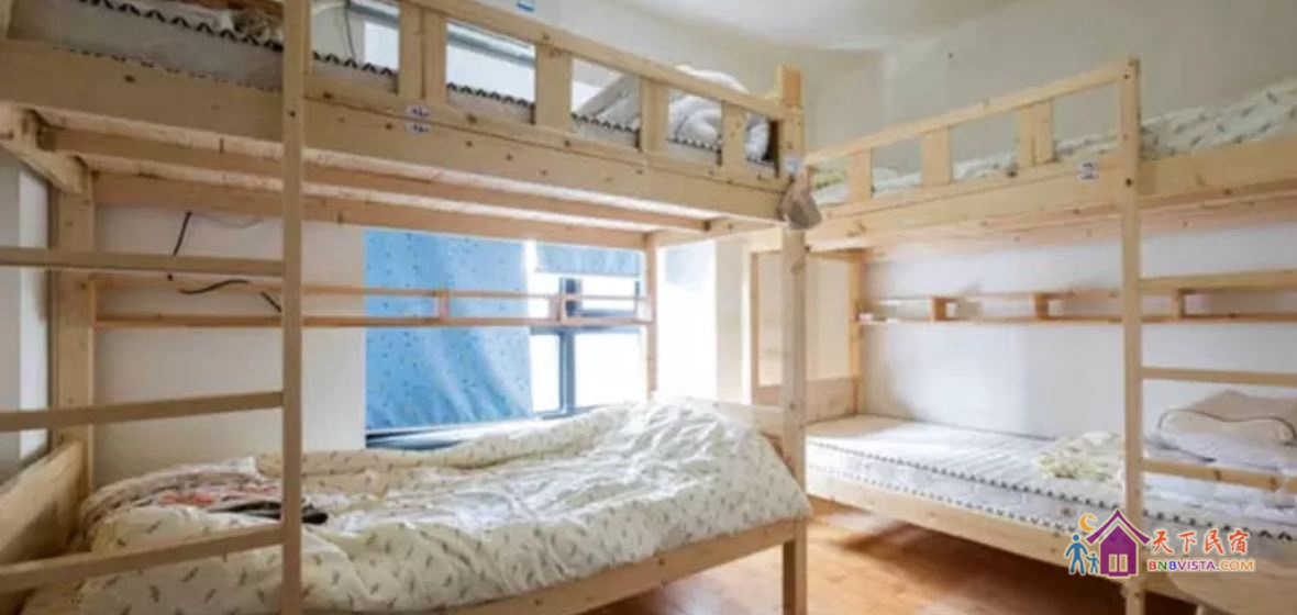 男生四人床位间