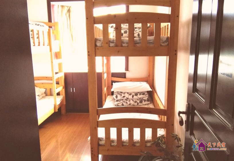阳光男生四人间