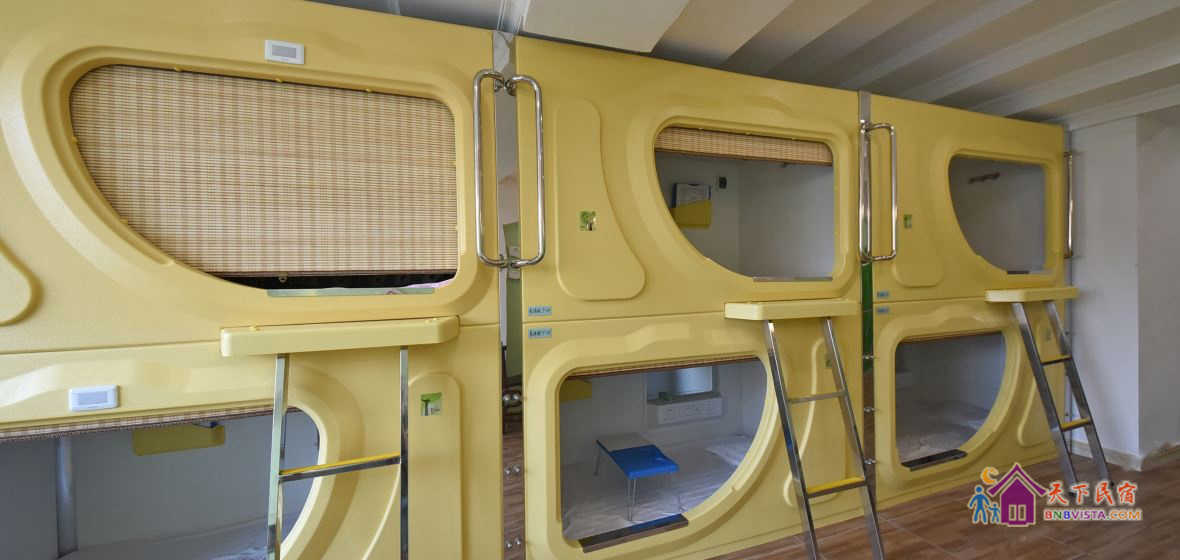 太空舱男生六人房