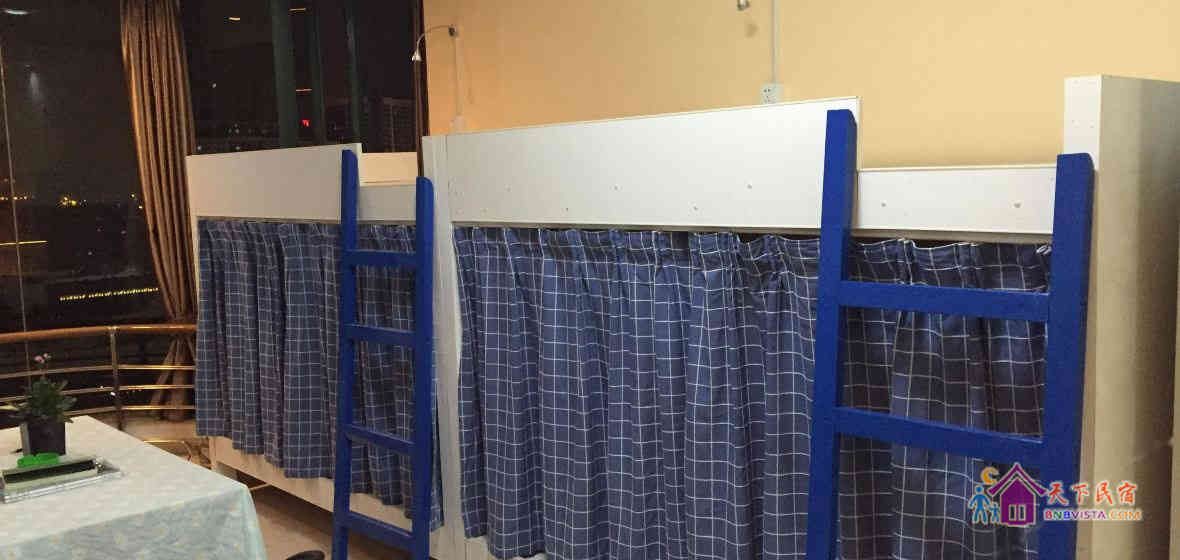 景观弧形落地窗男女混合上下铺