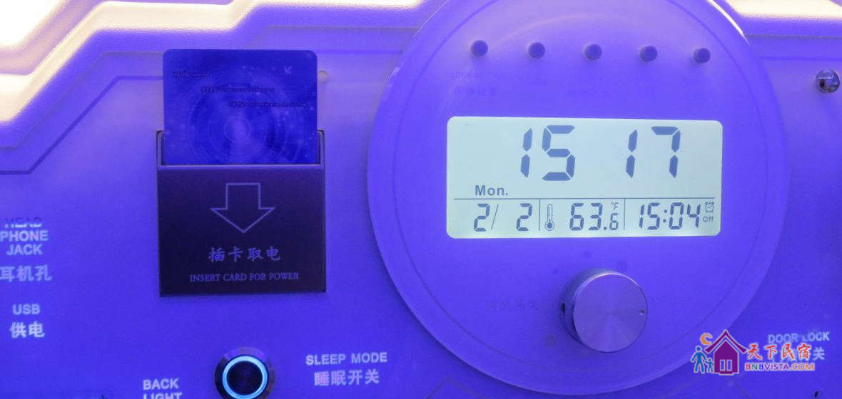 女生豪华电视太空舱