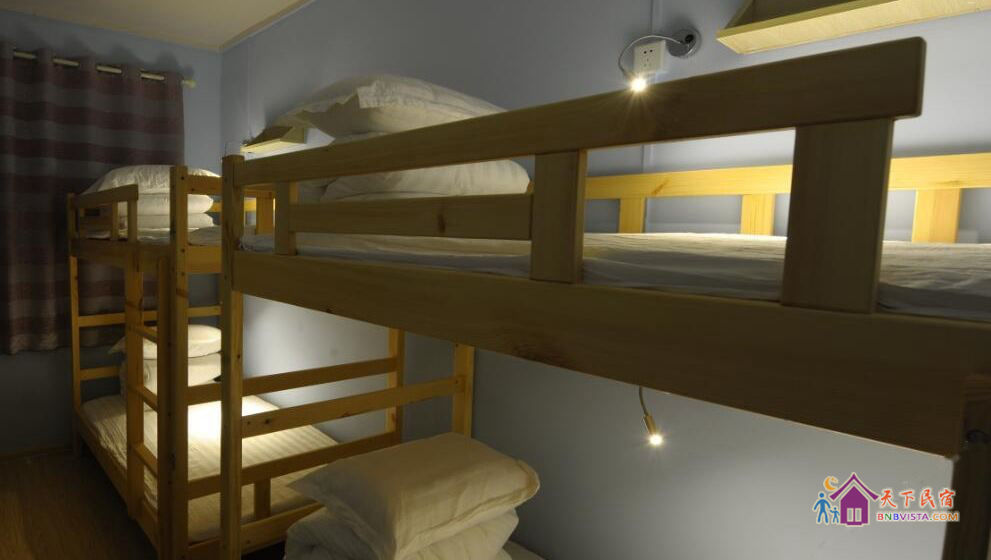 混住八人床位间