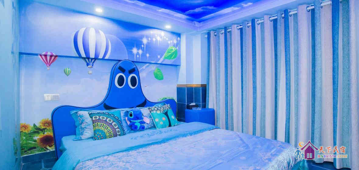 蓝色基调榻榻米景观房