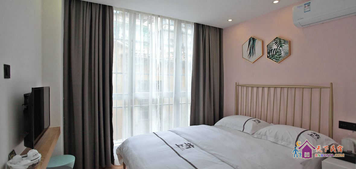 少女粉阳台大床房