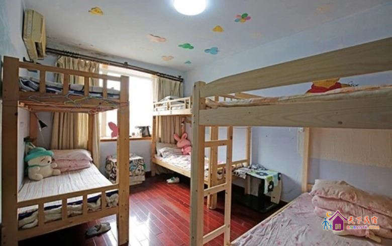 欢乐女生六人床位间