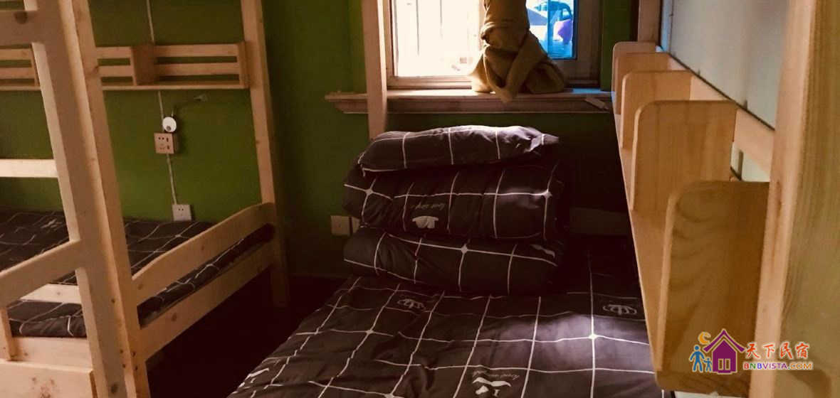 男生六人间床位房