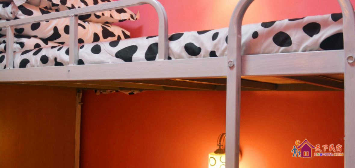 风扇女生6人床位房内窗