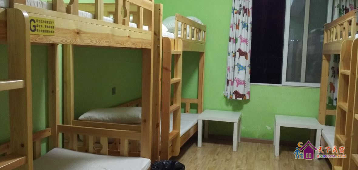 男生空调六人床位房