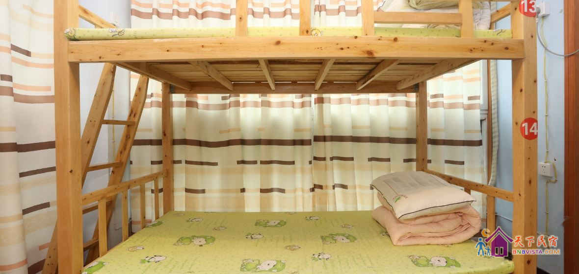 男生四人床位间