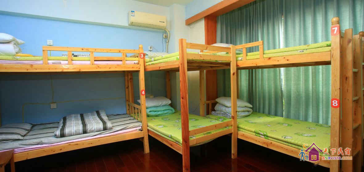八人床位间
