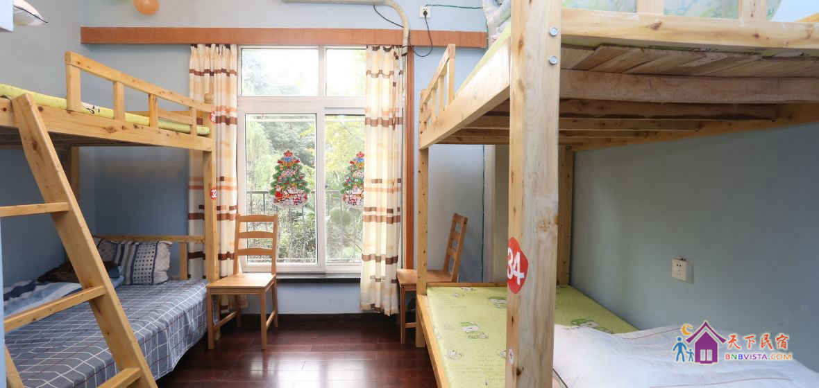 女生四人床位间