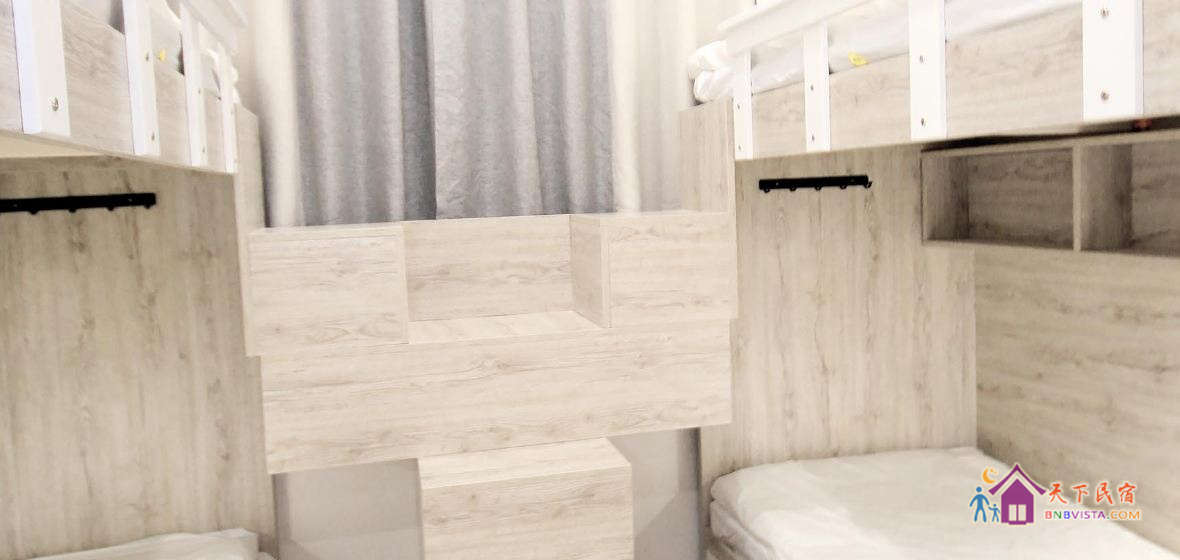 欢乐男生八人床位房