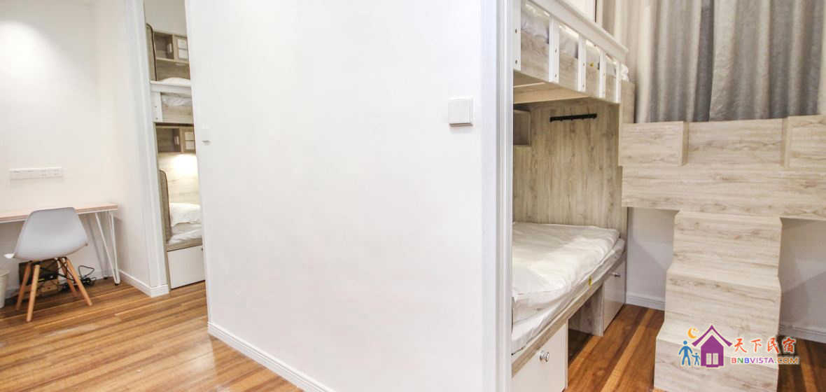 欢乐女生八人床位房